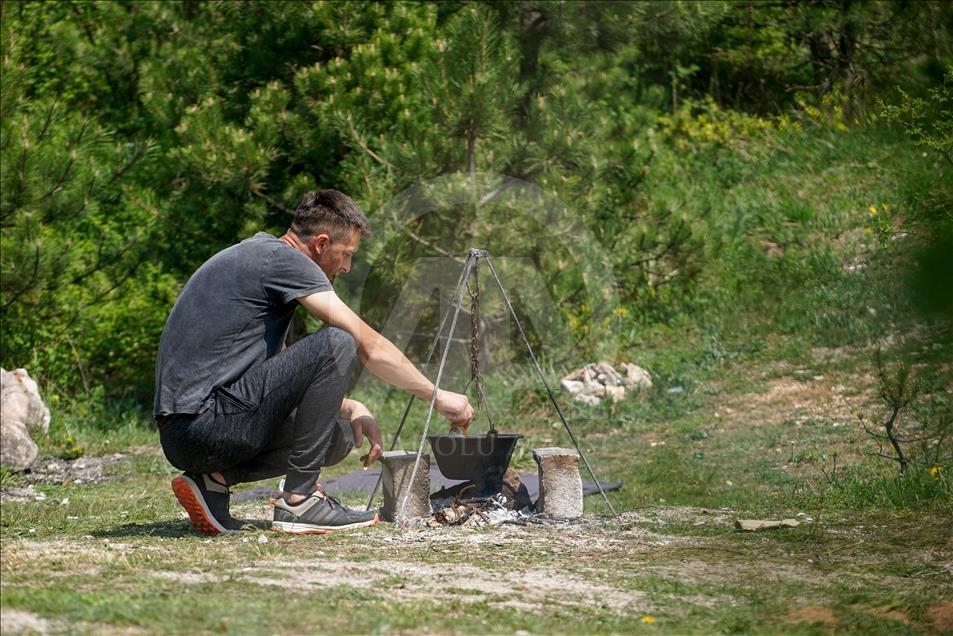 Na Trebeviću brojni izletnici: Turisti iz EU iznenađeni načinom obilježavanja 1. maja u BiH