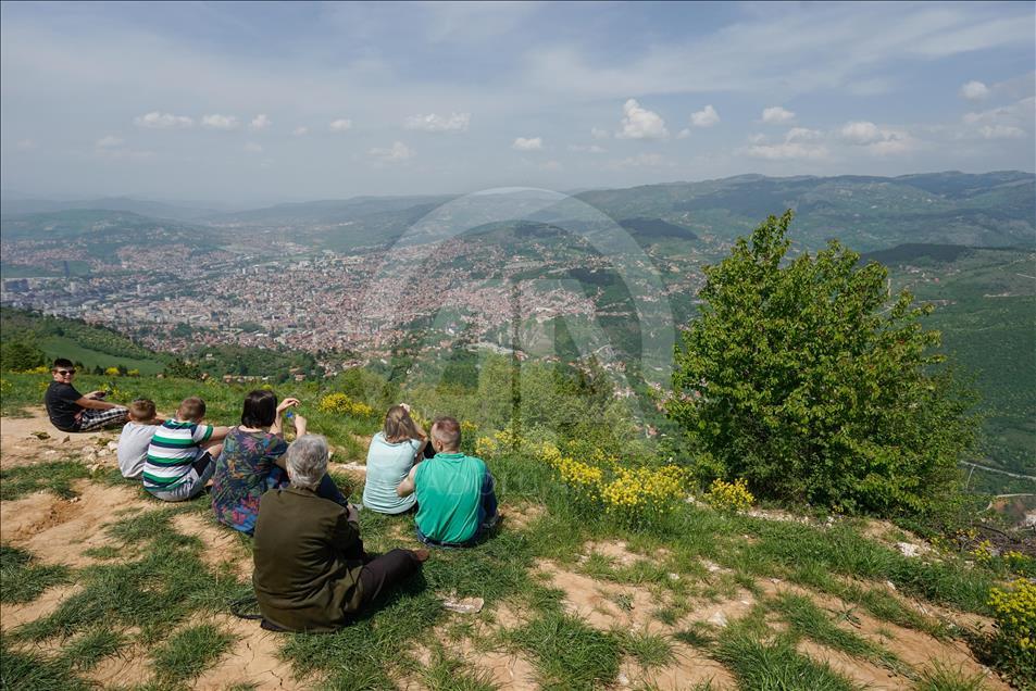Na Trebeviću brojni izletnici: Turisti iz EU iznenađeni načinom obilježavanja 1. maja u BiH