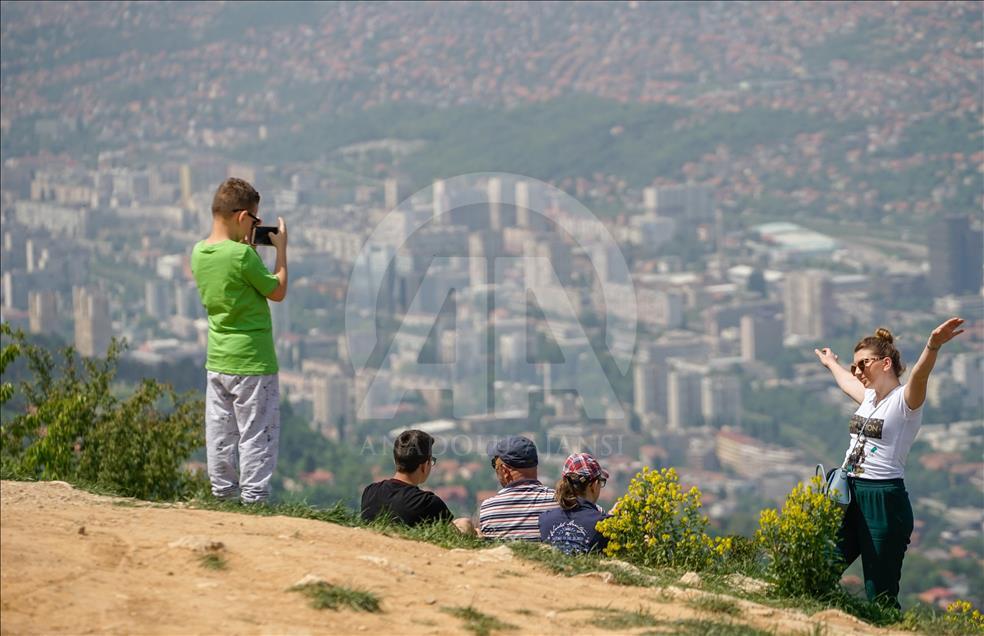 Na Trebeviću brojni izletnici: Turisti iz EU iznenađeni načinom obilježavanja 1. maja u BiH