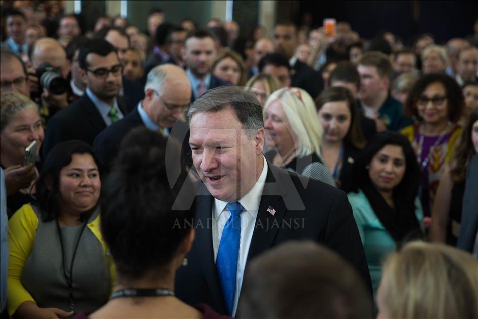 ABD Dışişleri Bakanı Mike Pompeo, bakanlık çalışanları ile buluştu