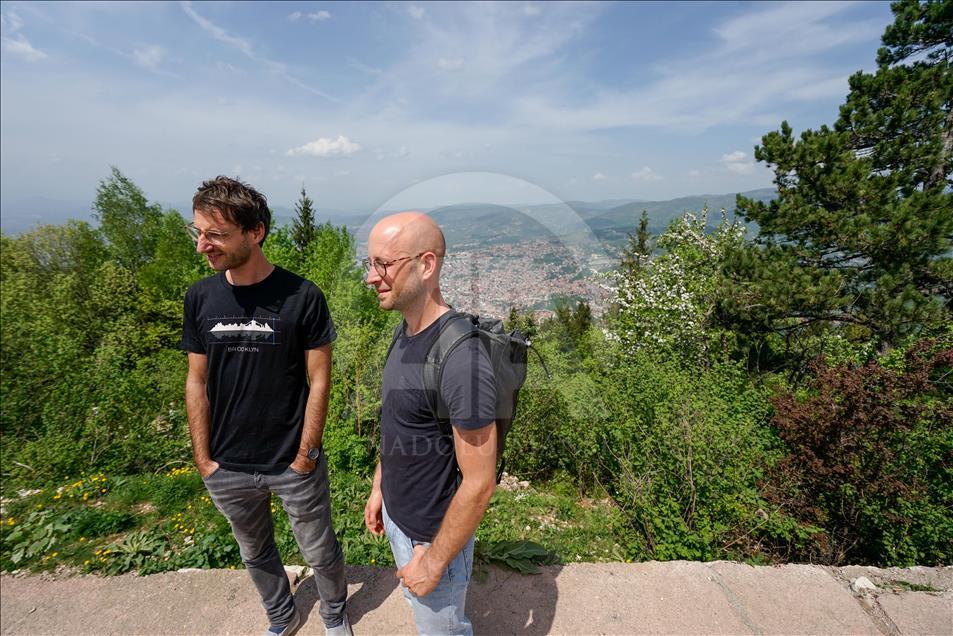 Na Trebeviću brojni izletnici: Turisti iz EU iznenađeni načinom obilježavanja 1. maja u BiH