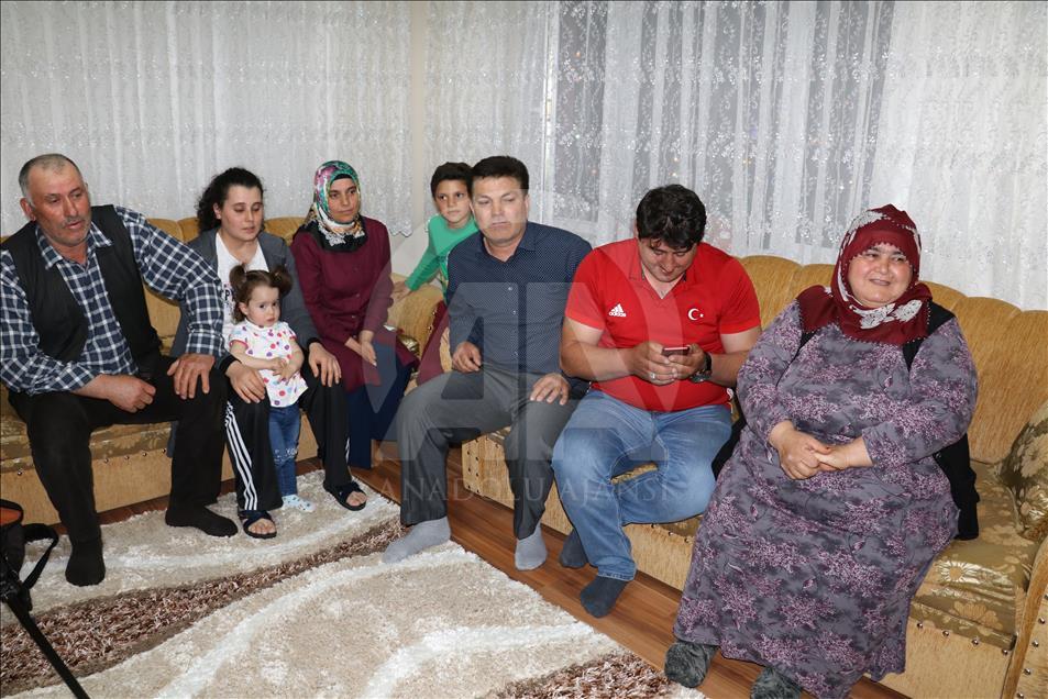 Rıza Kayaalp'in baba evinde şampiyonluk sevinci