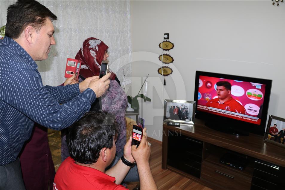 Rıza Kayaalp'in baba evinde şampiyonluk sevinci