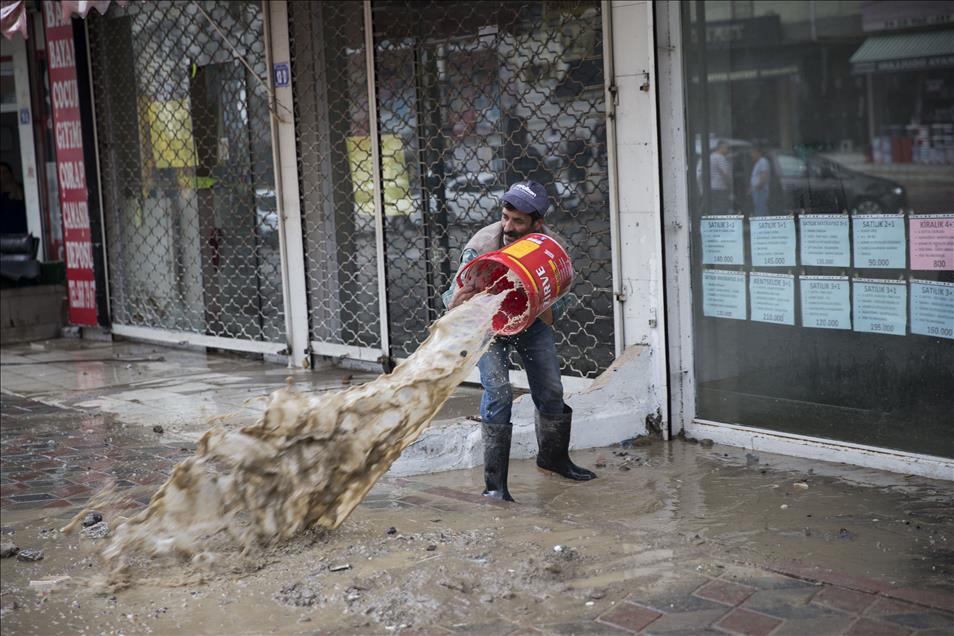 Lots of cars swept away by flood in Ankara