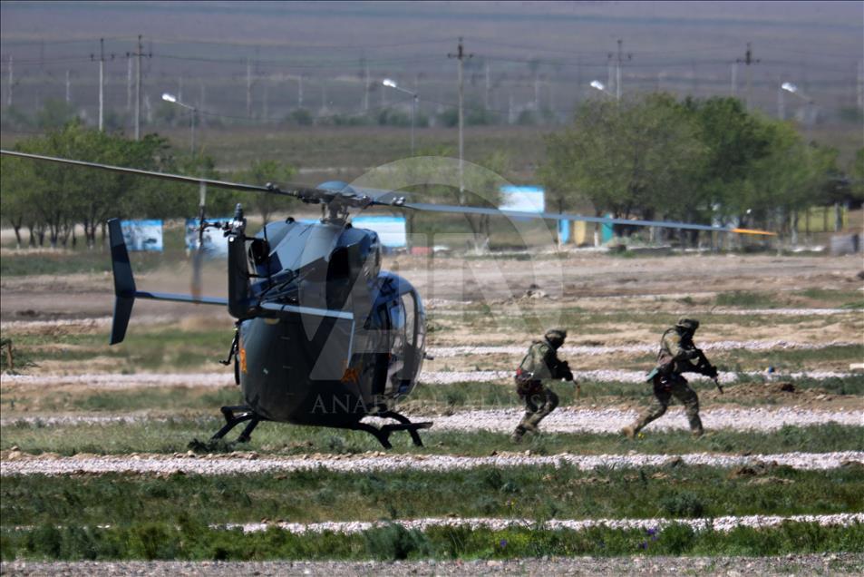 Kazakistan’da Vatan Savunucuları Günü düzenlendi