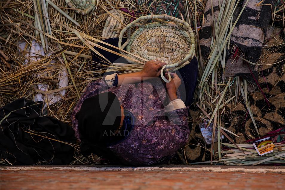 Warga Mesir lestarikan tradisi dengan anyaman daun palem