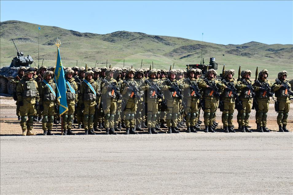 Kazakistan’da Vatan Savunucuları Günü düzenlendi