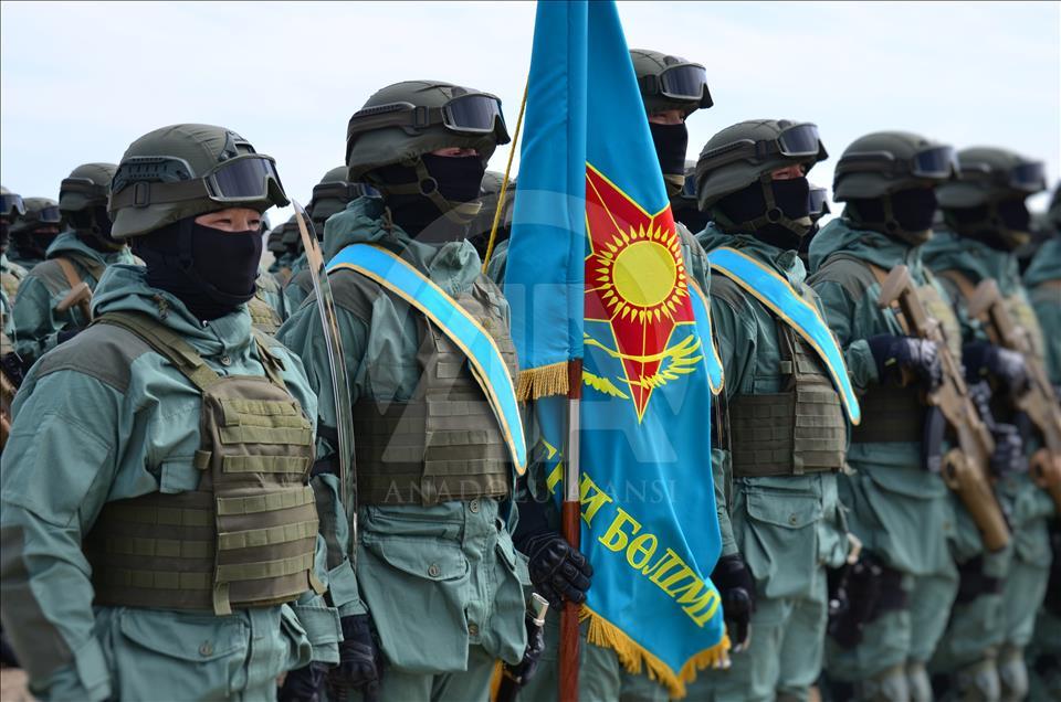 Kazakistan’da Vatan Savunucuları Günü düzenlendi