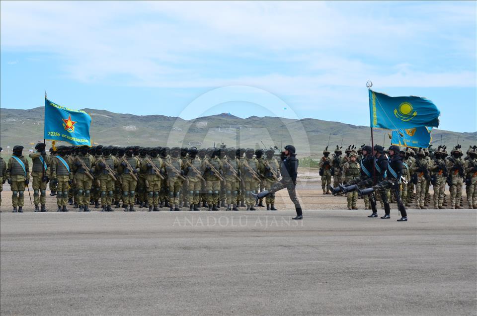 Kazakistan’da Vatan Savunucuları Günü düzenlendi