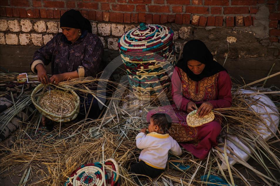 Warga Mesir lestarikan tradisi dengan anyaman daun palem