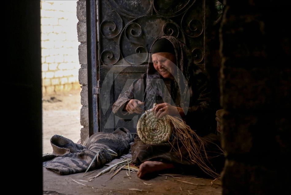 Warga Mesir lestarikan tradisi dengan anyaman daun palem