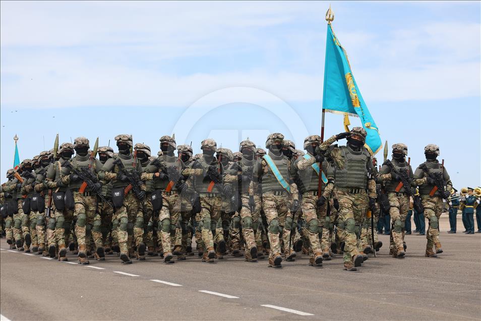 Kazakistan’da Vatan Savunucuları Günü düzenlendi