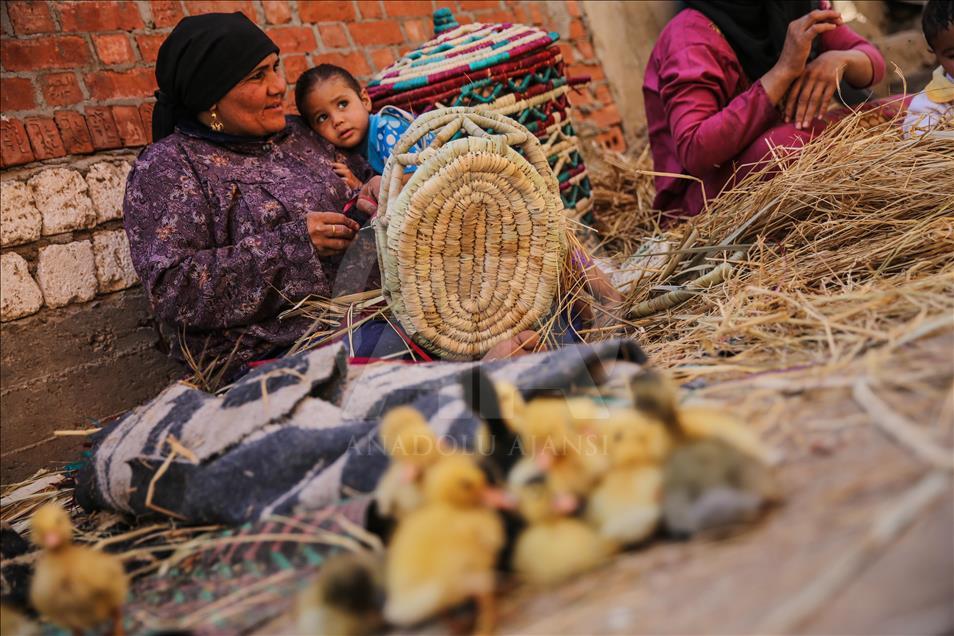 Warga Mesir lestarikan tradisi dengan anyaman daun palem