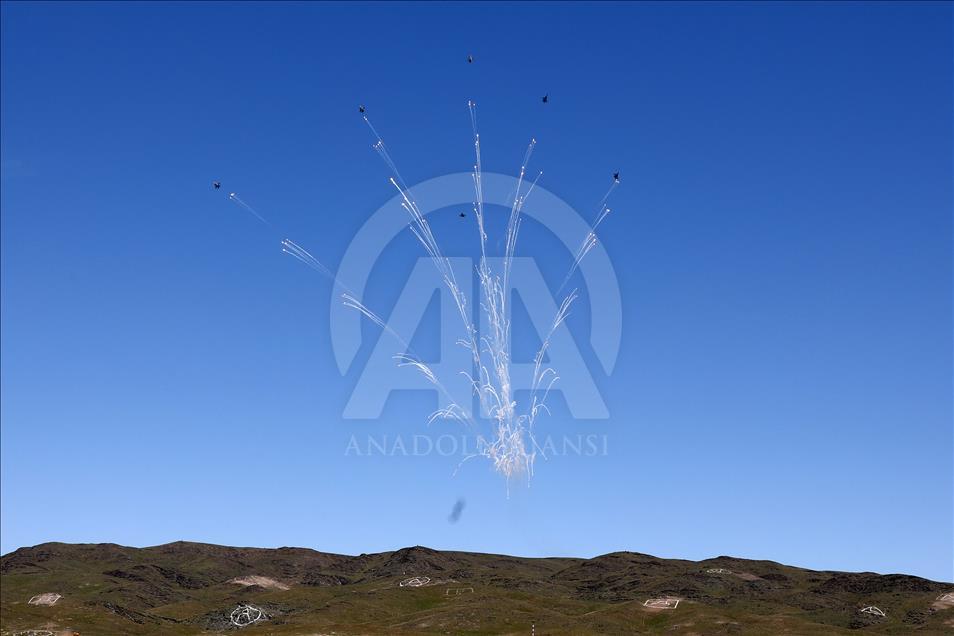 Kazakistan’da Vatan Savunucuları Günü düzenlendi