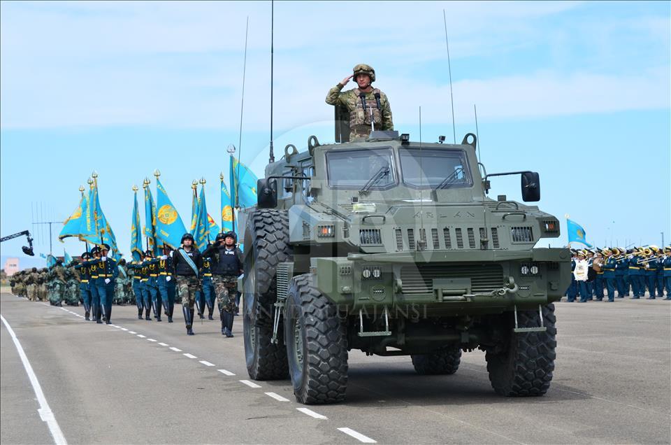 Kazakistan’da Vatan Savunucuları Günü düzenlendi