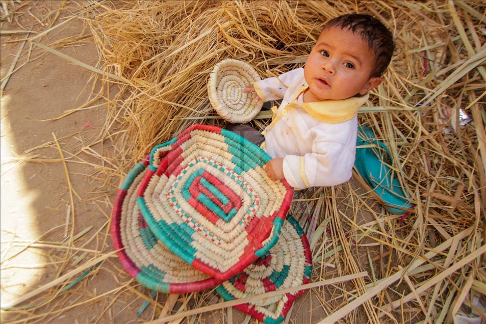 Warga Mesir lestarikan tradisi dengan anyaman daun palem
