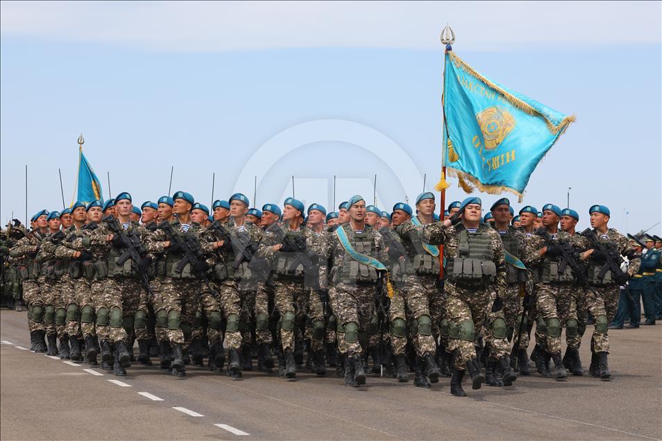 Kazakistan’da Vatan Savunucuları Günü düzenlendi