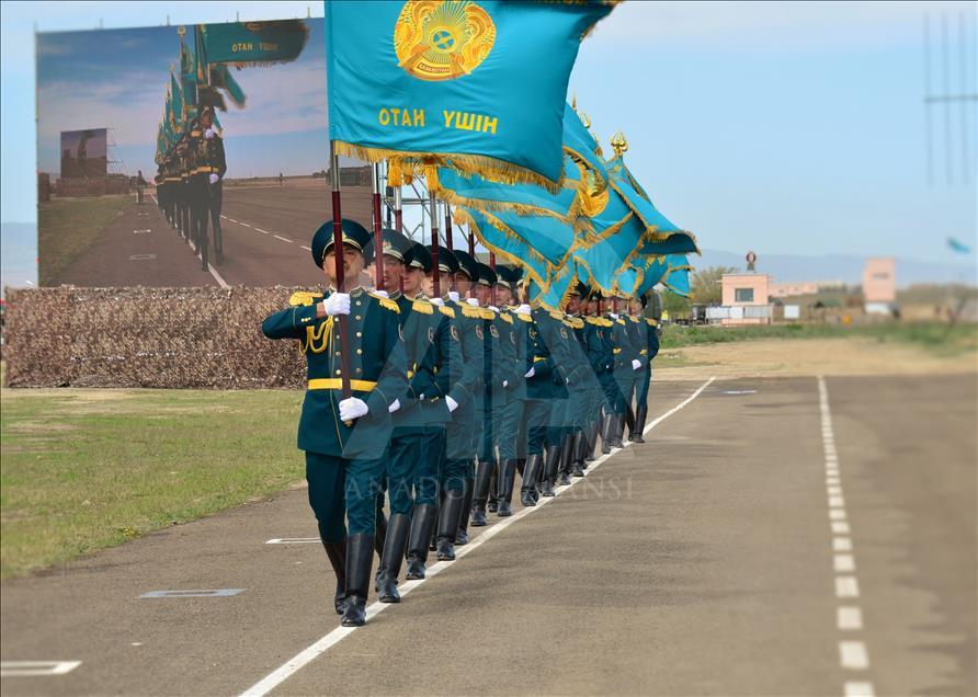 Kazakistan’da Vatan Savunucuları Günü düzenlendi