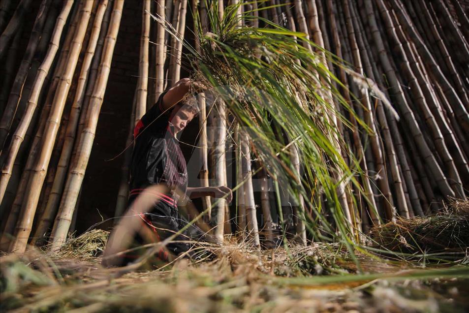 Los egipcios preservan la tradición de tejer con hojas de palma