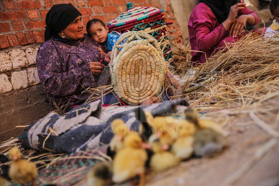 Los egipcios preservan la tradición de tejer con hojas de palma