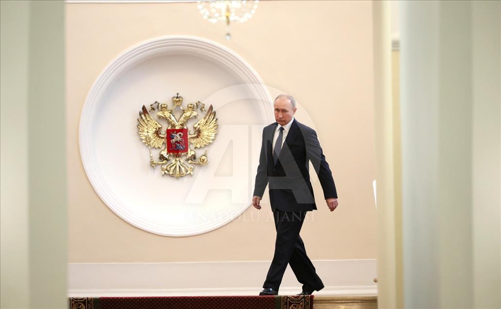 Vladimir Putin kembali berkuasa di Istana Kremlin