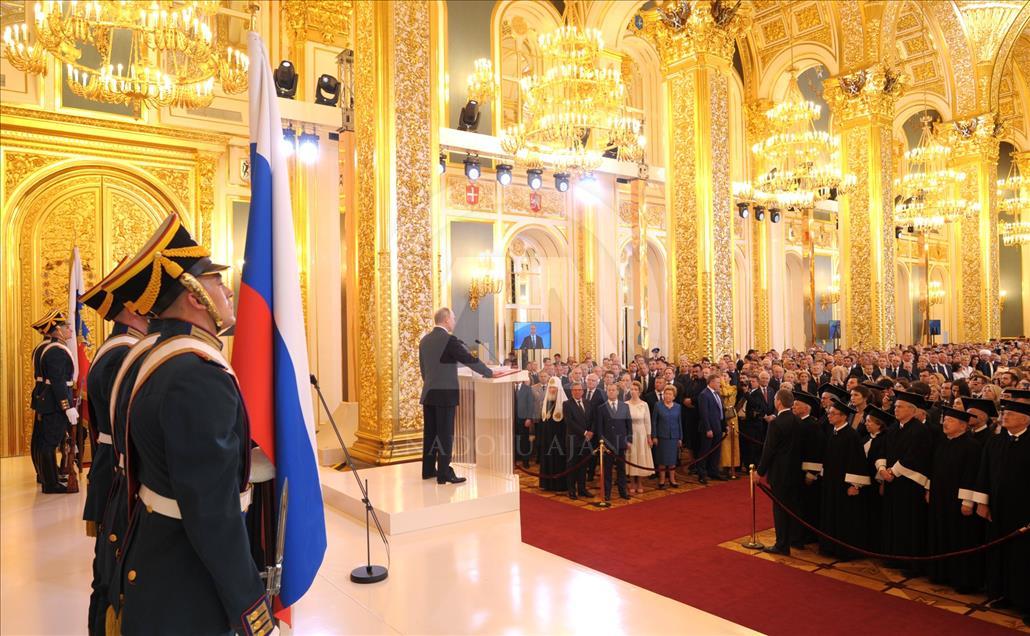 Vladimir Putin kembali berkuasa di Istana Kremlin