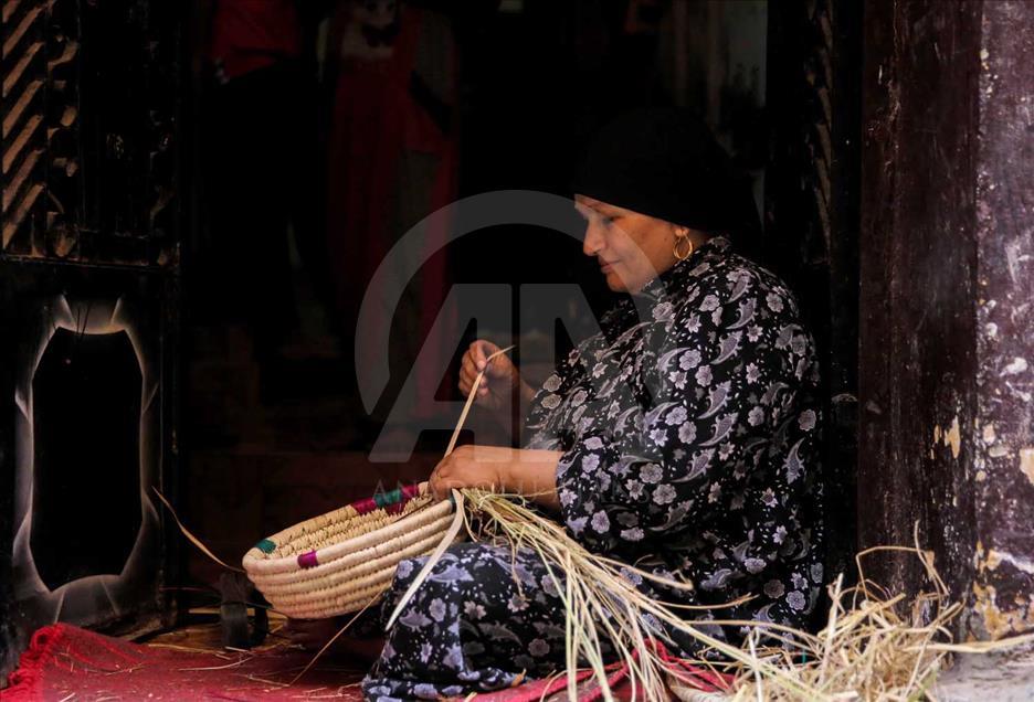 Los egipcios preservan la tradición de tejer con hojas de palma