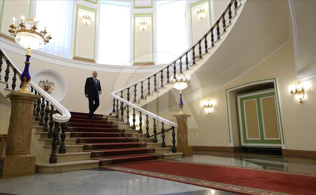 Vladimir Putin kembali berkuasa di Istana Kremlin