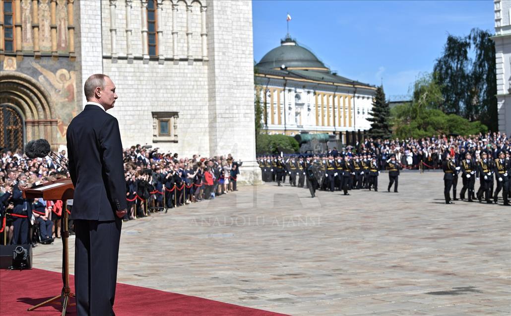 Vladimir Putin kembali berkuasa di Istana Kremlin