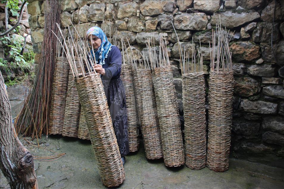 Kaliteli bal için söğüt dalından sepet örüyorlar