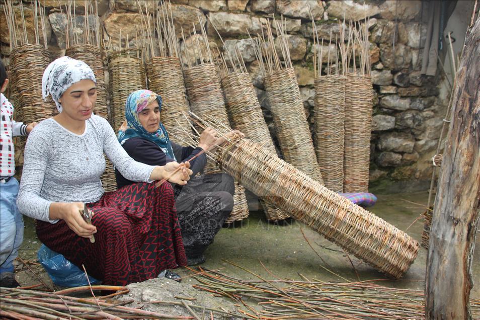 Kaliteli bal için söğüt dalından sepet örüyorlar