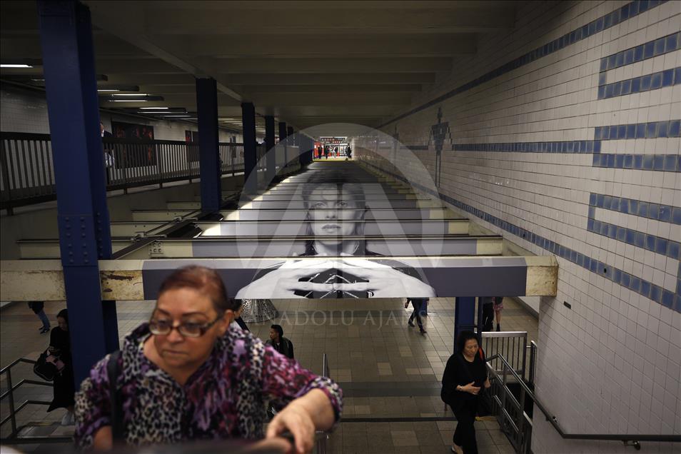 New York, ekspozohen fotografitë e David Bowie në një stacion të metrosë
