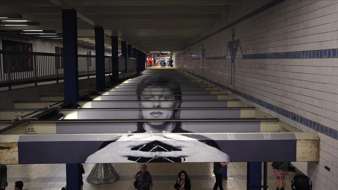 New York, ekspozohen fotografitë e David Bowie në një stacion të metrosë
