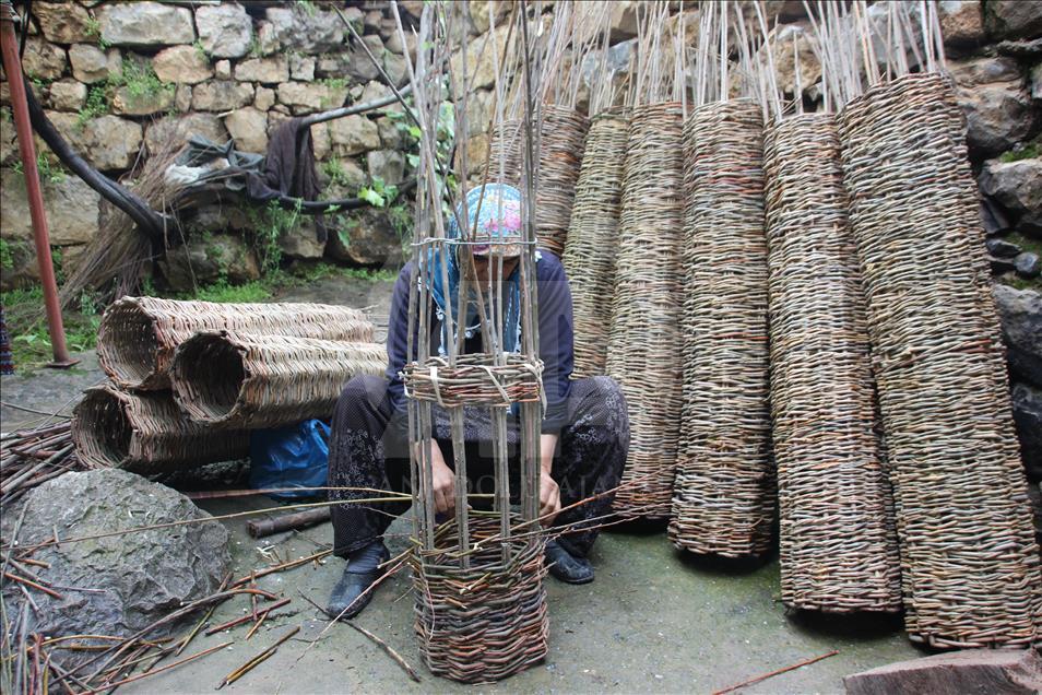 Kaliteli bal için söğüt dalından sepet örüyorlar