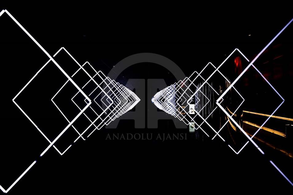 La instalación "Narrow", del artista Nonotak, está en Estambul