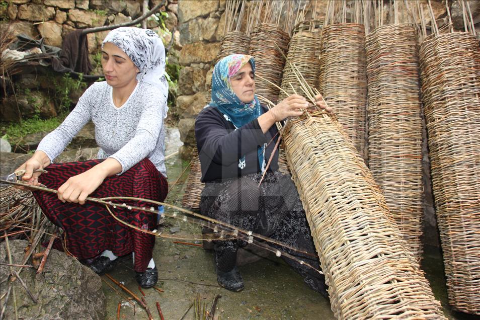 Kaliteli bal için söğüt dalından sepet örüyorlar