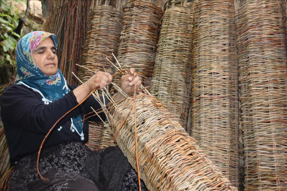 Kaliteli bal için söğüt dalından sepet örüyorlar