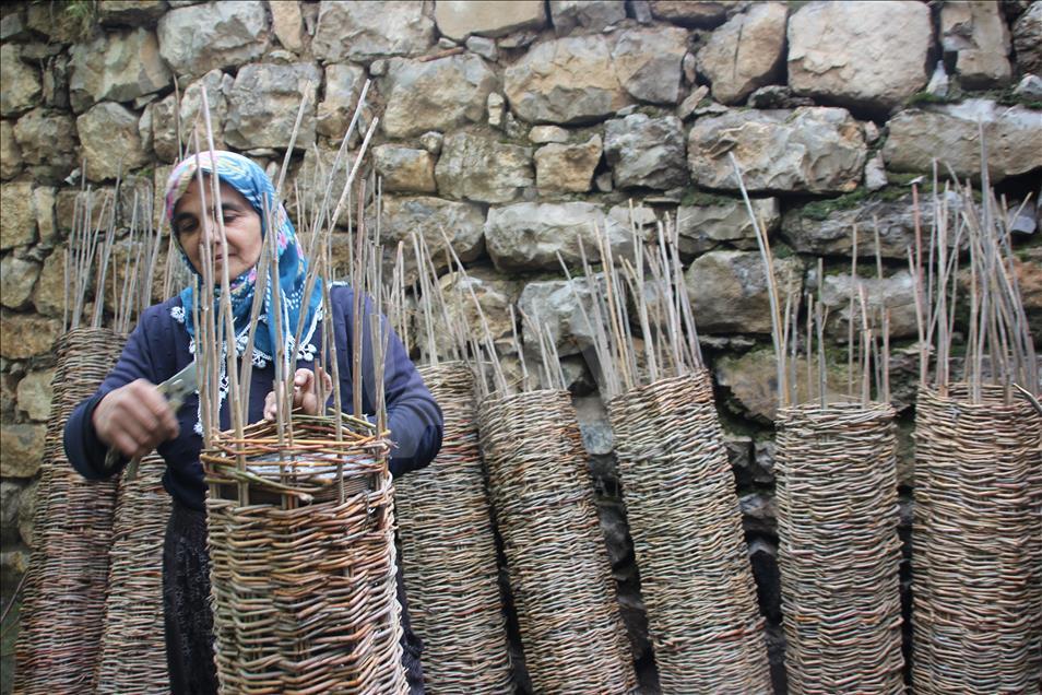Kaliteli bal için söğüt dalından sepet örüyorlar