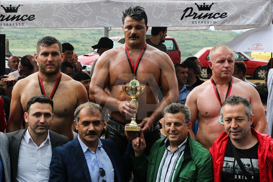 Turneu tradicional i mundjes në Studeniçan, fitues Adem Ustaoğlu nga Turqia