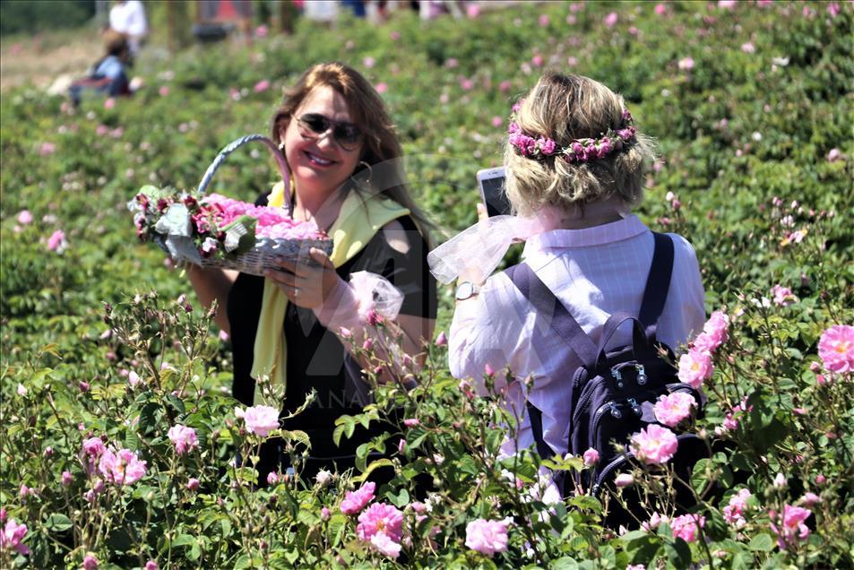 Yabancı turistlerin yeni gözdesi: Isparta gül bahçeleri