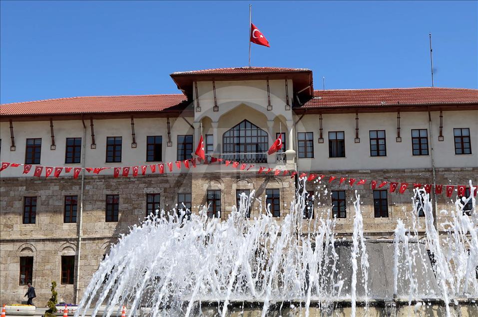 Milli yas nedeniyle bayraklar yarıya indi