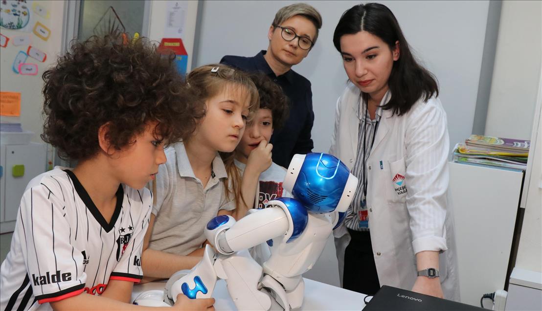 Robot educater 'Elisa' in Turkey