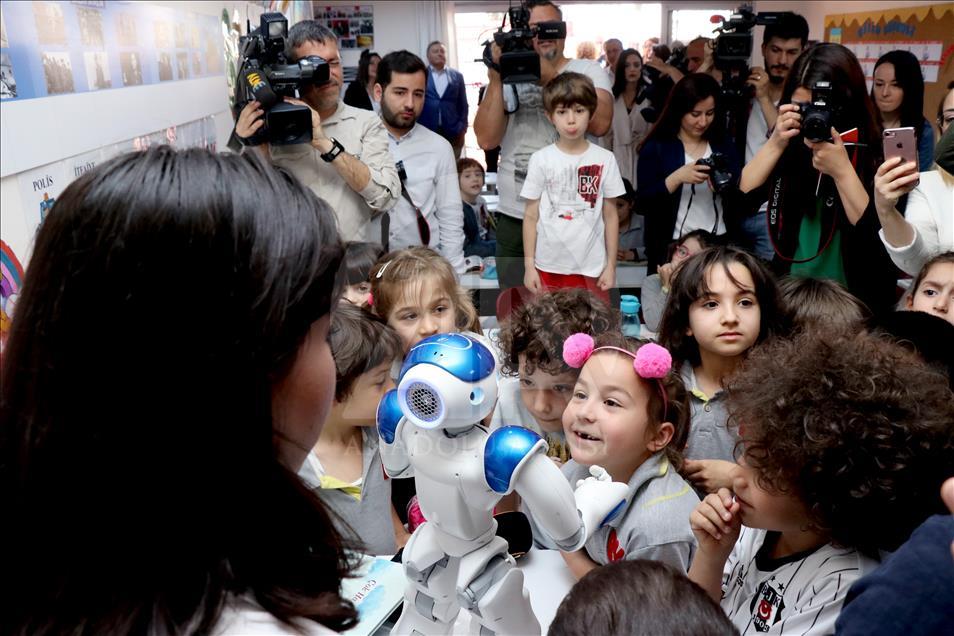 Robot educater 'Elisa' in Turkey