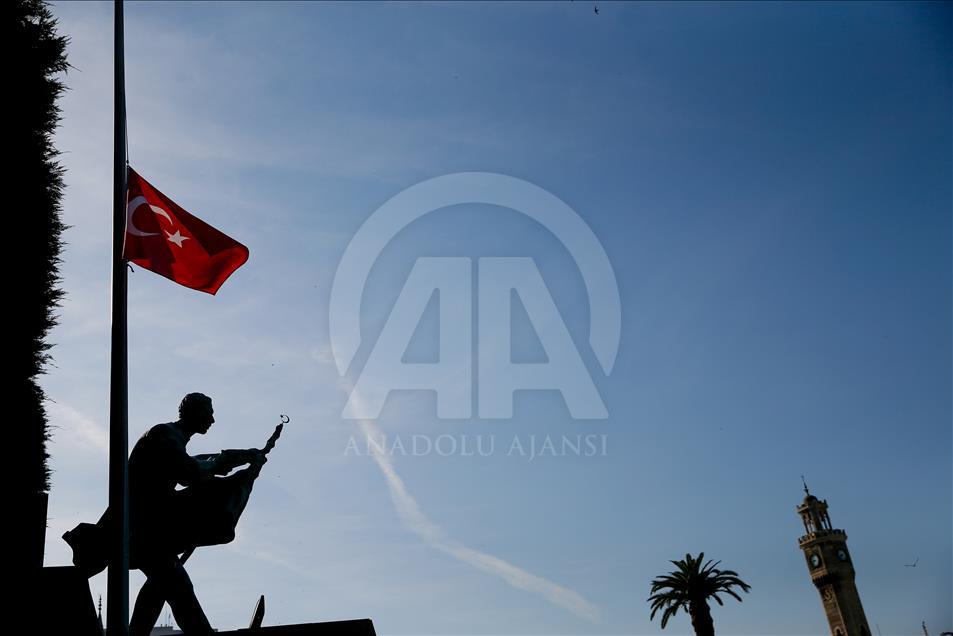 Milli yas nedeniyle bayraklar yarıya indi