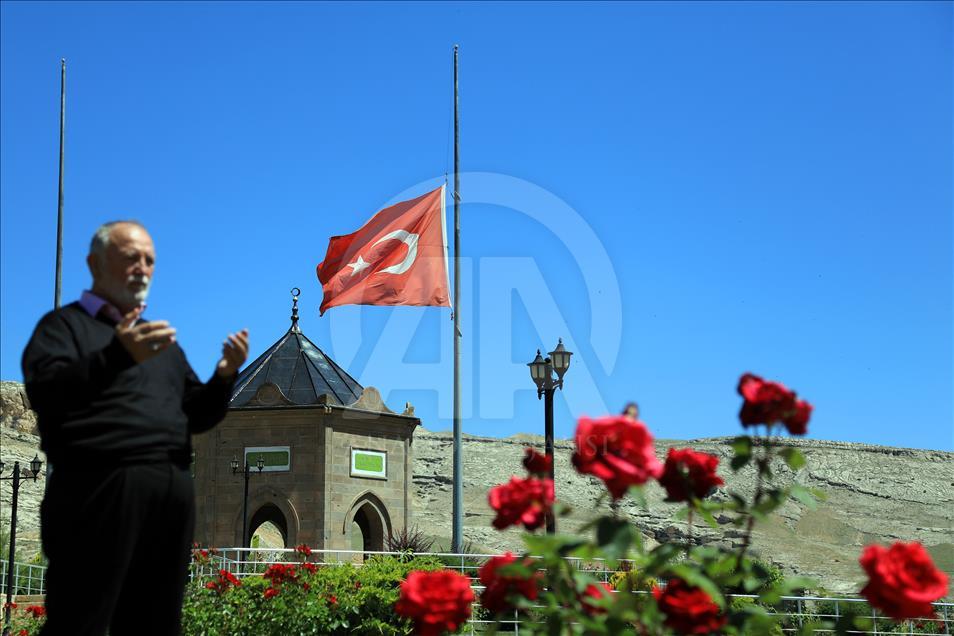 Milli yas nedeniyle bayraklar yarıya indi