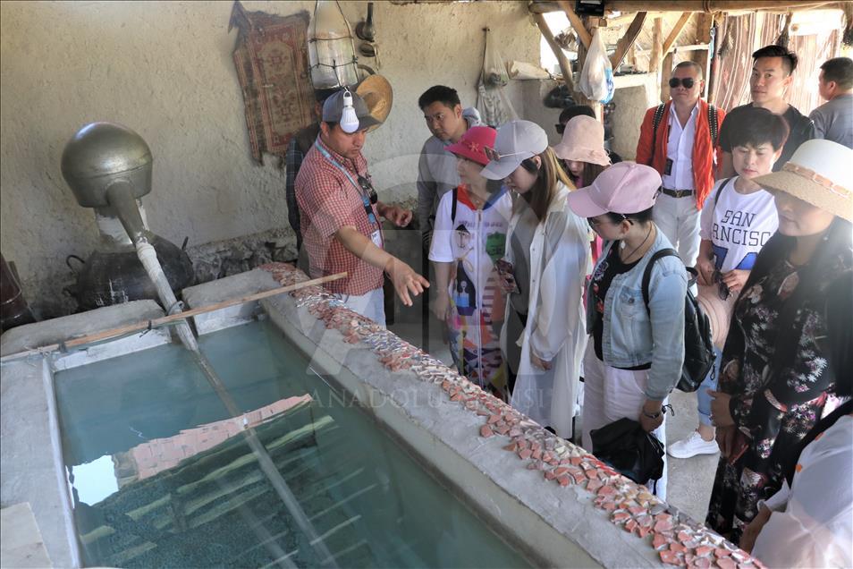Yabancı turistlerin yeni gözdesi: Isparta gül bahçeleri