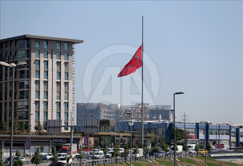Milli yas nedeniyle bayraklar yarıya indi