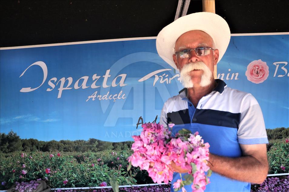 Yabancı turistlerin yeni gözdesi: Isparta gül bahçeleri