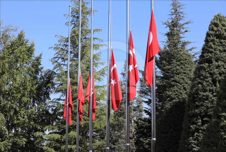 Milli yas nedeniyle bayraklar yarıya indi