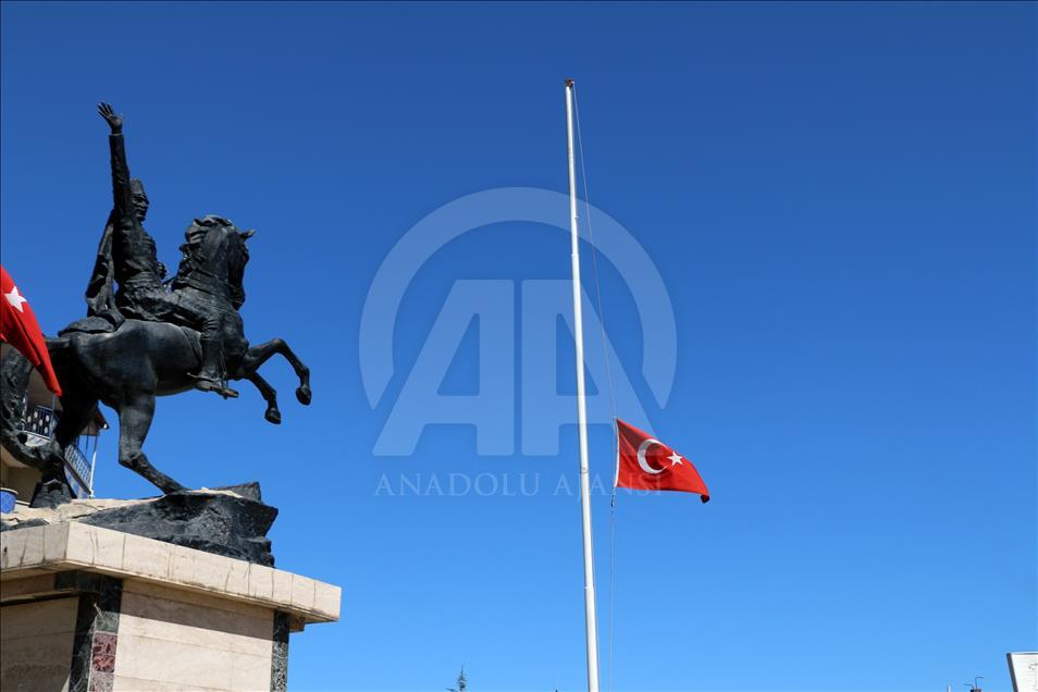 Filistinliler İçin Bayraklar Yarıya İndirildi